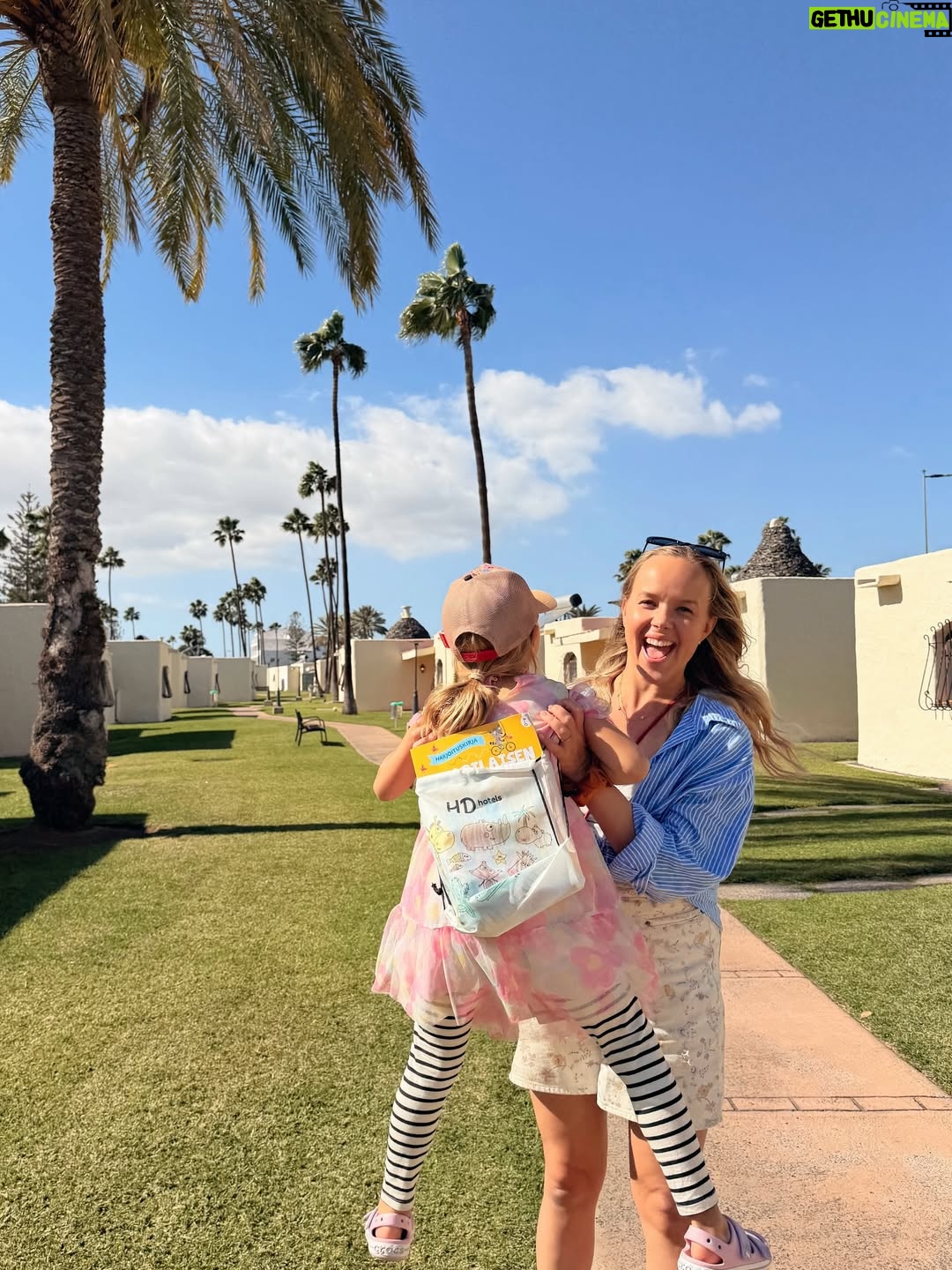 Sara Parikka - 15.9K Likes - mainos & ARVONTA @tuisuomi ⛱️💛 
Meidän ensimmäinen matka kuuden hengen perheenä suuntasi Kanarialle. Viime vuodesta oppineina oltiin reissussa yhden viikon sijaan kaksi viikkoa 😍🙏🏼 Kokeiltiin ensimmäistä kertaa yhdistelmälomaa ja eka viikko vietettiin kuvan kauniissa Puerto de Moganissa jonka jälkeen siirryimme tuttuun hotelliin Playa del Ingelsiin.⛱️ Meillä sattui myös hauska tuuri kun molemmista kohteista löytyi kavereita ja lapset sai jokapäivä leikkiseuraa. Myös mun äiti oli matkassa mukana 🙏🏼✨

Huom! Kannattaa käydä kurkkaamassa mun uusin blogipostaus josta löydät tarkemmat hotelli-infot sekä kootusti vinkit vauvan sekä isomman perheen kanssa matkustamiseen. 

ARVONTA: Saan arpoa huikean 500€ lahjakortin yhdelle onnekkaalle 🤩 Nappaa @tuisuomi tili seurantaan ja kerro mikä olisi sinun unelmakohde kesälle? 🧐🌞 Näin olet mukana arvonnassa. Suoritan arvonnan 1.2. ja ilmoitan voittajalle dm-viestillä. Instagram ei osallistu arvontaan.