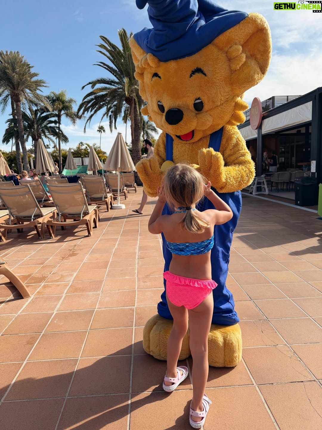 Sara Parikka - 15.9K Likes - mainos & ARVONTA @tuisuomi ⛱️💛 
Meidän ensimmäinen matka kuuden hengen perheenä suuntasi Kanarialle. Viime vuodesta oppineina oltiin reissussa yhden viikon sijaan kaksi viikkoa 😍🙏🏼 Kokeiltiin ensimmäistä kertaa yhdistelmälomaa ja eka viikko vietettiin kuvan kauniissa Puerto de Moganissa jonka jälkeen siirryimme tuttuun hotelliin Playa del Ingelsiin.⛱️ Meillä sattui myös hauska tuuri kun molemmista kohteista löytyi kavereita ja lapset sai jokapäivä leikkiseuraa. Myös mun äiti oli matkassa mukana 🙏🏼✨

Huom! Kannattaa käydä kurkkaamassa mun uusin blogipostaus josta löydät tarkemmat hotelli-infot sekä kootusti vinkit vauvan sekä isomman perheen kanssa matkustamiseen. 

ARVONTA: Saan arpoa huikean 500€ lahjakortin yhdelle onnekkaalle 🤩 Nappaa @tuisuomi tili seurantaan ja kerro mikä olisi sinun unelmakohde kesälle? 🧐🌞 Näin olet mukana arvonnassa. Suoritan arvonnan 1.2. ja ilmoitan voittajalle dm-viestillä. Instagram ei osallistu arvontaan.
