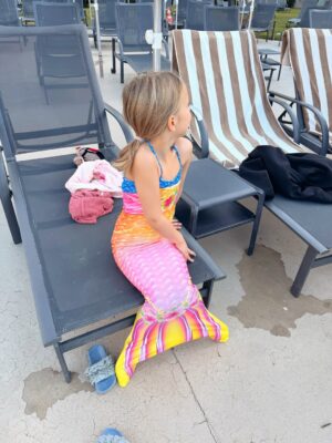 Sara Parikka Instagram - mainos & ARVONTA @tuisuomi ⛱️💛 
Meidän ensimmäinen matka kuuden hengen perheenä suuntasi Kanarialle. Viime vuodesta oppineina oltiin reissussa yhden viikon sijaan kaksi viikkoa 😍🙏🏼 Kokeiltiin ensimmäistä kertaa yhdistelmälomaa ja eka viikko vietettiin kuvan kauniissa Puerto de Moganissa jonka jälkeen siirryimme tuttuun hotelliin Playa del Ingelsiin.⛱️ Meillä sattui myös hauska tuuri kun molemmista kohteista löytyi kavereita ja lapset sai jokapäivä leikkiseuraa. Myös mun äiti oli matkassa mukana 🙏🏼✨

Huom! Kannattaa käydä kurkkaamassa mun uusin blogipostaus josta löydät tarkemmat hotelli-infot sekä kootusti vinkit vauvan sekä isomman perheen kanssa matkustamiseen. 

ARVONTA: Saan arpoa huikean 500€ lahjakortin yhdelle onnekkaalle 🤩 Nappaa @tuisuomi tili seurantaan ja kerro mikä olisi sinun unelmakohde kesälle? 🧐🌞 Näin olet mukana arvonnassa. Suoritan arvonnan 1.2. ja ilmoitan voittajalle dm-viestillä. Instagram ei osallistu arvontaan.