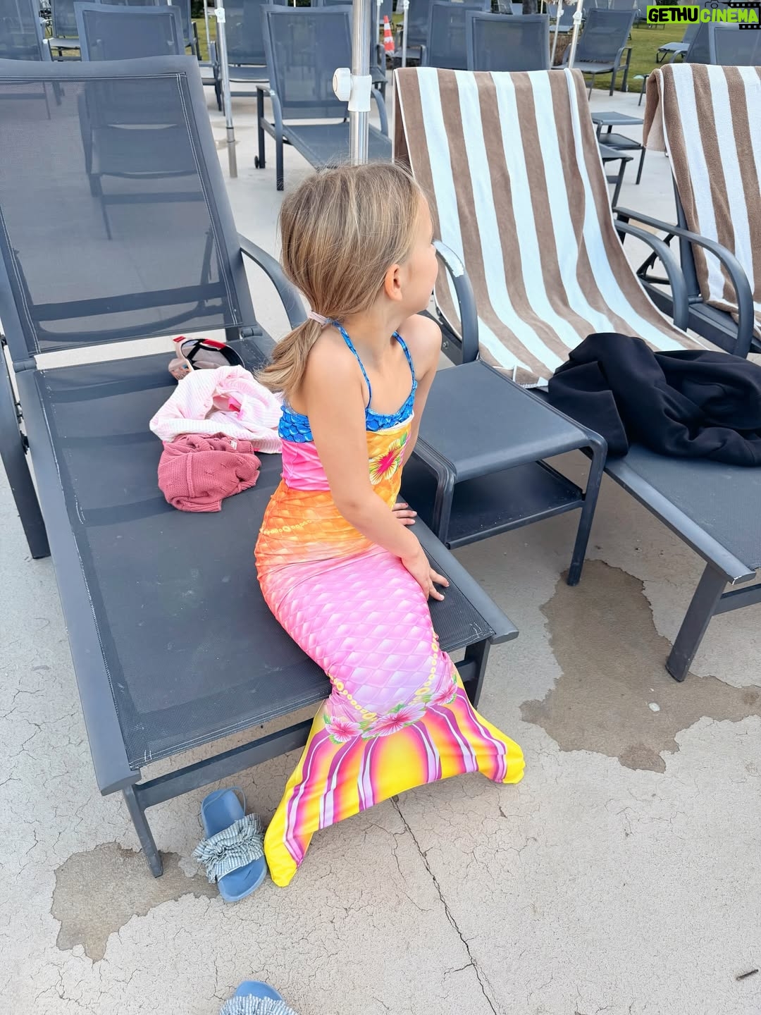 Sara Parikka - 15.9K Likes - mainos & ARVONTA @tuisuomi ⛱️💛 
Meidän ensimmäinen matka kuuden hengen perheenä suuntasi Kanarialle. Viime vuodesta oppineina oltiin reissussa yhden viikon sijaan kaksi viikkoa 😍🙏🏼 Kokeiltiin ensimmäistä kertaa yhdistelmälomaa ja eka viikko vietettiin kuvan kauniissa Puerto de Moganissa jonka jälkeen siirryimme tuttuun hotelliin Playa del Ingelsiin.⛱️ Meillä sattui myös hauska tuuri kun molemmista kohteista löytyi kavereita ja lapset sai jokapäivä leikkiseuraa. Myös mun äiti oli matkassa mukana 🙏🏼✨

Huom! Kannattaa käydä kurkkaamassa mun uusin blogipostaus josta löydät tarkemmat hotelli-infot sekä kootusti vinkit vauvan sekä isomman perheen kanssa matkustamiseen. 

ARVONTA: Saan arpoa huikean 500€ lahjakortin yhdelle onnekkaalle 🤩 Nappaa @tuisuomi tili seurantaan ja kerro mikä olisi sinun unelmakohde kesälle? 🧐🌞 Näin olet mukana arvonnassa. Suoritan arvonnan 1.2. ja ilmoitan voittajalle dm-viestillä. Instagram ei osallistu arvontaan.