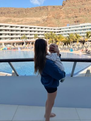 Sara Parikka Instagram - mainos & ARVONTA @tuisuomi ⛱️💛 
Meidän ensimmäinen matka kuuden hengen perheenä suuntasi Kanarialle. Viime vuodesta oppineina oltiin reissussa yhden viikon sijaan kaksi viikkoa 😍🙏🏼 Kokeiltiin ensimmäistä kertaa yhdistelmälomaa ja eka viikko vietettiin kuvan kauniissa Puerto de Moganissa jonka jälkeen siirryimme tuttuun hotelliin Playa del Ingelsiin.⛱️ Meillä sattui myös hauska tuuri kun molemmista kohteista löytyi kavereita ja lapset sai jokapäivä leikkiseuraa. Myös mun äiti oli matkassa mukana 🙏🏼✨

Huom! Kannattaa käydä kurkkaamassa mun uusin blogipostaus josta löydät tarkemmat hotelli-infot sekä kootusti vinkit vauvan sekä isomman perheen kanssa matkustamiseen. 

ARVONTA: Saan arpoa huikean 500€ lahjakortin yhdelle onnekkaalle 🤩 Nappaa @tuisuomi tili seurantaan ja kerro mikä olisi sinun unelmakohde kesälle? 🧐🌞 Näin olet mukana arvonnassa. Suoritan arvonnan 1.2. ja ilmoitan voittajalle dm-viestillä. Instagram ei osallistu arvontaan.