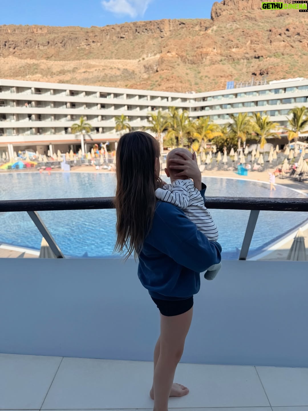 Sara Parikka - 15.9K Likes - mainos & ARVONTA @tuisuomi ⛱️💛 
Meidän ensimmäinen matka kuuden hengen perheenä suuntasi Kanarialle. Viime vuodesta oppineina oltiin reissussa yhden viikon sijaan kaksi viikkoa 😍🙏🏼 Kokeiltiin ensimmäistä kertaa yhdistelmälomaa ja eka viikko vietettiin kuvan kauniissa Puerto de Moganissa jonka jälkeen siirryimme tuttuun hotelliin Playa del Ingelsiin.⛱️ Meillä sattui myös hauska tuuri kun molemmista kohteista löytyi kavereita ja lapset sai jokapäivä leikkiseuraa. Myös mun äiti oli matkassa mukana 🙏🏼✨

Huom! Kannattaa käydä kurkkaamassa mun uusin blogipostaus josta löydät tarkemmat hotelli-infot sekä kootusti vinkit vauvan sekä isomman perheen kanssa matkustamiseen. 

ARVONTA: Saan arpoa huikean 500€ lahjakortin yhdelle onnekkaalle 🤩 Nappaa @tuisuomi tili seurantaan ja kerro mikä olisi sinun unelmakohde kesälle? 🧐🌞 Näin olet mukana arvonnassa. Suoritan arvonnan 1.2. ja ilmoitan voittajalle dm-viestillä. Instagram ei osallistu arvontaan.