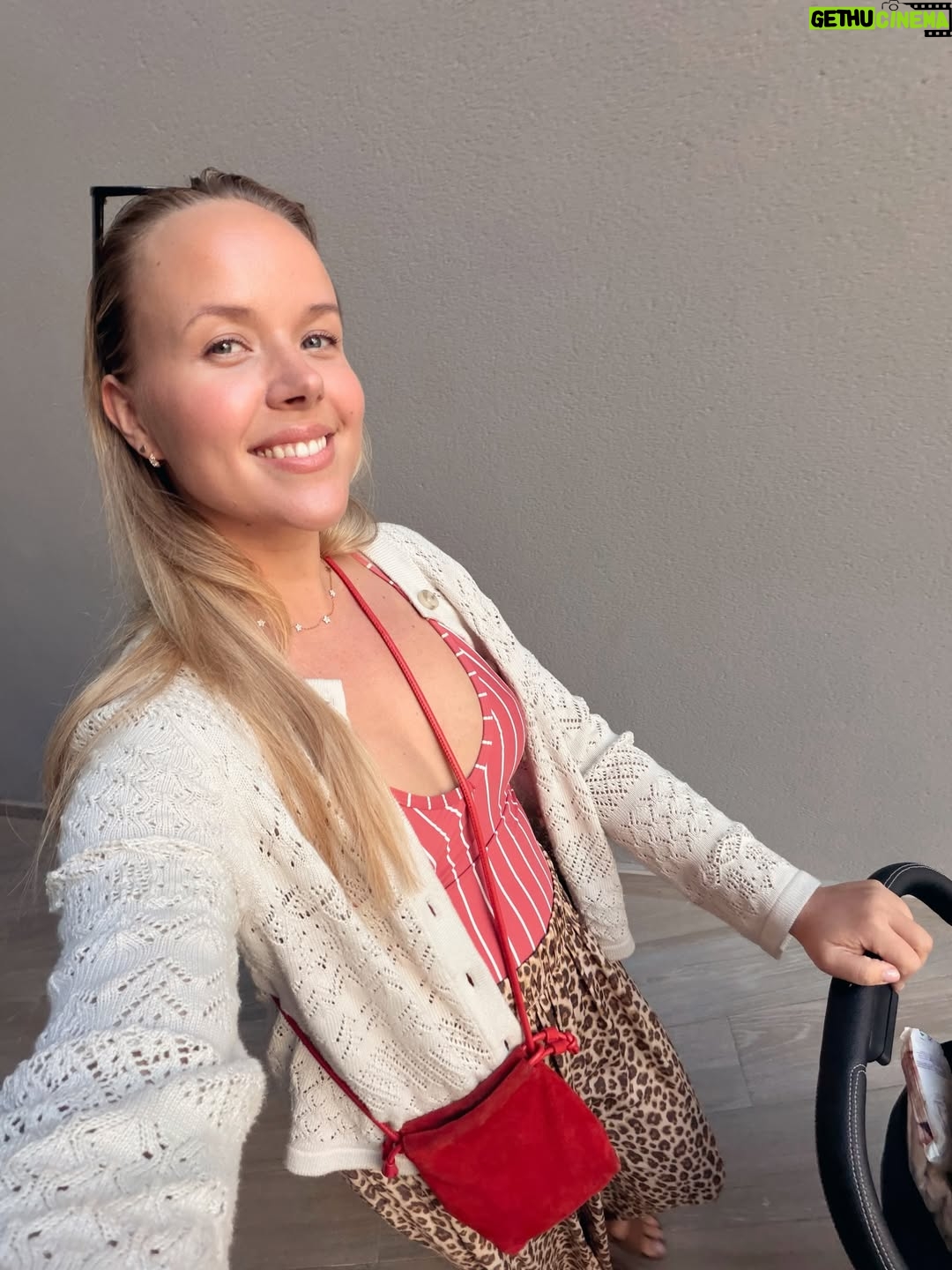 Sara Parikka - 15.9K Likes - mainos & ARVONTA @tuisuomi ⛱️💛 
Meidän ensimmäinen matka kuuden hengen perheenä suuntasi Kanarialle. Viime vuodesta oppineina oltiin reissussa yhden viikon sijaan kaksi viikkoa 😍🙏🏼 Kokeiltiin ensimmäistä kertaa yhdistelmälomaa ja eka viikko vietettiin kuvan kauniissa Puerto de Moganissa jonka jälkeen siirryimme tuttuun hotelliin Playa del Ingelsiin.⛱️ Meillä sattui myös hauska tuuri kun molemmista kohteista löytyi kavereita ja lapset sai jokapäivä leikkiseuraa. Myös mun äiti oli matkassa mukana 🙏🏼✨

Huom! Kannattaa käydä kurkkaamassa mun uusin blogipostaus josta löydät tarkemmat hotelli-infot sekä kootusti vinkit vauvan sekä isomman perheen kanssa matkustamiseen. 

ARVONTA: Saan arpoa huikean 500€ lahjakortin yhdelle onnekkaalle 🤩 Nappaa @tuisuomi tili seurantaan ja kerro mikä olisi sinun unelmakohde kesälle? 🧐🌞 Näin olet mukana arvonnassa. Suoritan arvonnan 1.2. ja ilmoitan voittajalle dm-viestillä. Instagram ei osallistu arvontaan.