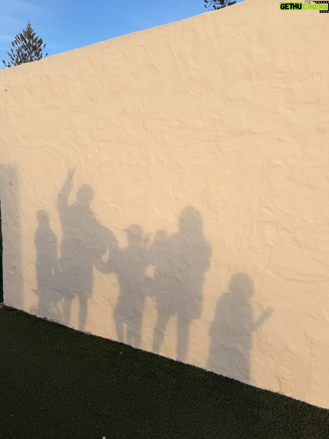 Sara Parikka - 15.9K Likes - mainos & ARVONTA @tuisuomi ⛱️💛 
Meidän ensimmäinen matka kuuden hengen perheenä suuntasi Kanarialle. Viime vuodesta oppineina oltiin reissussa yhden viikon sijaan kaksi viikkoa 😍🙏🏼 Kokeiltiin ensimmäistä kertaa yhdistelmälomaa ja eka viikko vietettiin kuvan kauniissa Puerto de Moganissa jonka jälkeen siirryimme tuttuun hotelliin Playa del Ingelsiin.⛱️ Meillä sattui myös hauska tuuri kun molemmista kohteista löytyi kavereita ja lapset sai jokapäivä leikkiseuraa. Myös mun äiti oli matkassa mukana 🙏🏼✨

Huom! Kannattaa käydä kurkkaamassa mun uusin blogipostaus josta löydät tarkemmat hotelli-infot sekä kootusti vinkit vauvan sekä isomman perheen kanssa matkustamiseen. 

ARVONTA: Saan arpoa huikean 500€ lahjakortin yhdelle onnekkaalle 🤩 Nappaa @tuisuomi tili seurantaan ja kerro mikä olisi sinun unelmakohde kesälle? 🧐🌞 Näin olet mukana arvonnassa. Suoritan arvonnan 1.2. ja ilmoitan voittajalle dm-viestillä. Instagram ei osallistu arvontaan.