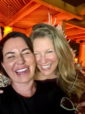 Saskia Thuot Instagram - De retour d’une semaine extraordinaire à Paris avec Emma❤️ 
Invités par les grandes marques de la lingerie française, chaque journée était simplement magique. C’est un monde fascinant à découvrir. Voici quelques moments clés en agréable compagnie, le fun qu’on a eu. La ville, la bouffe, les merveilleuses collections de lingerie à venir, les fous rire. On a travaillé fort en titi et il nous manque quelques heures de sommeil (voir dernière slides🥰) mais quelle expérience inoubliable! Et ceci n’est qu’un bref aperçu, plus à venir bientôt❤️ On vous prépare du beau! 

Mention spéciale à @donatphoto réalisateur, directeur photo, vidéaste et super compagnon de voyage! 

@lingerieemma @emma_dunn_  #paris #lingerie #bonheur 
@saloninternationaldelalingerie