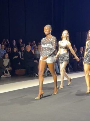Saskia Thuot Instagram - De retour d’une semaine extraordinaire à Paris avec Emma❤️
Invités par les grandes marques de la lingerie française, chaque journée était simplement magique. C’est un monde fascinant à découvrir. Voici quelques moments clés en agréable compagnie, le fun qu’on a eu. La ville, la bouffe, les merveilleuses collections de lingerie à venir, les fous rire. On a travaillé fort en titi et il nous manque quelques heures de sommeil (voir dernière slides🥰) mais quelle expérience inoubliable! Et ceci n’est qu’un bref aperçu, plus à venir bientôt❤️ On vous prépare du beau!
Mention spéciale à @donatphoto réalisateur, directeur photo, vidéaste et super compagnon de voyage!
@lingerieemma @emma_dunn_ #paris #lingerie #bonheur
@saloninternationaldelalingerie