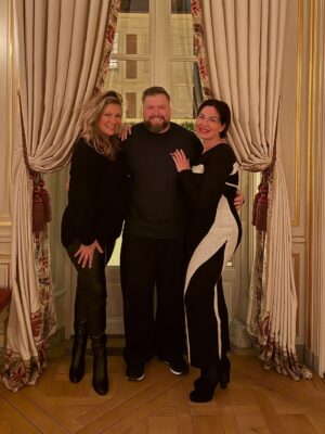 Saskia Thuot Instagram - De retour d’une semaine extraordinaire à Paris avec Emma❤️ 
Invités par les grandes marques de la lingerie française, chaque journée était simplement magique. C’est un monde fascinant à découvrir. Voici quelques moments clés en agréable compagnie, le fun qu’on a eu. La ville, la bouffe, les merveilleuses collections de lingerie à venir, les fous rire. On a travaillé fort en titi et il nous manque quelques heures de sommeil (voir dernière slides🥰) mais quelle expérience inoubliable! Et ceci n’est qu’un bref aperçu, plus à venir bientôt❤️ On vous prépare du beau! 

Mention spéciale à @donatphoto réalisateur, directeur photo, vidéaste et super compagnon de voyage! 

@lingerieemma @emma_dunn_  #paris #lingerie #bonheur 
@saloninternationaldelalingerie