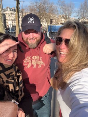 Saskia Thuot Instagram - De retour d’une semaine extraordinaire à Paris avec Emma❤️ 
Invités par les grandes marques de la lingerie française, chaque journée était simplement magique. C’est un monde fascinant à découvrir. Voici quelques moments clés en agréable compagnie, le fun qu’on a eu. La ville, la bouffe, les merveilleuses collections de lingerie à venir, les fous rire. On a travaillé fort en titi et il nous manque quelques heures de sommeil (voir dernière slides🥰) mais quelle expérience inoubliable! Et ceci n’est qu’un bref aperçu, plus à venir bientôt❤️ On vous prépare du beau! 

Mention spéciale à @donatphoto réalisateur, directeur photo, vidéaste et super compagnon de voyage! 

@lingerieemma @emma_dunn_  #paris #lingerie #bonheur 
@saloninternationaldelalingerie
