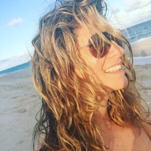 Saskia Thuot Instagram - 2016, ouch déjà 10 ans…. J’aime tout ☺️✨🫶🏻 

Mes enfants d’amour ❤️
Mes « beaux » Jean-François 
Le soleil, la plage et mes solaires (les mêmes depuis 10 ans) 
Me rappeler aussi que je trouvais parfois moche et pourtant quand même jolie fille, ah ce que suis dure parfois avec moi
Marc avec qui j’ai tant aimé travailler sur « Des rénos qui rapporte te gros » 
Mes amies de ❤️ 
Et mon gars qui n’a jamais vraiment aimé se faire photographier😂 

#2016 #trend #2026isthenew2016