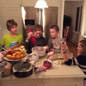 Saskia Thuot Instagram - 2016, ouch déjà 10 ans…. J’aime tout ☺️✨🫶🏻 

Mes enfants d’amour ❤️
Mes « beaux » Jean-François 
Le soleil, la plage et mes solaires (les mêmes depuis 10 ans) 
Me rappeler aussi que je trouvais parfois moche et pourtant quand même jolie fille, ah ce que suis dure parfois avec moi
Marc avec qui j’ai tant aimé travailler sur « Des rénos qui rapporte te gros » 
Mes amies de ❤️ 
Et mon gars qui n’a jamais vraiment aimé se faire photographier😂 

#2016 #trend #2026isthenew2016
