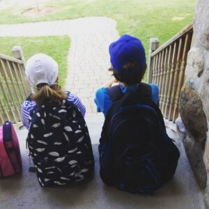 Saskia Thuot Instagram - 2016, ouch déjà 10 ans…. J’aime tout ☺️✨🫶🏻 

Mes enfants d’amour ❤️
Mes « beaux » Jean-François 
Le soleil, la plage et mes solaires (les mêmes depuis 10 ans) 
Me rappeler aussi que je trouvais parfois moche et pourtant quand même jolie fille, ah ce que suis dure parfois avec moi
Marc avec qui j’ai tant aimé travailler sur « Des rénos qui rapporte te gros » 
Mes amies de ❤️ 
Et mon gars qui n’a jamais vraiment aimé se faire photographier😂 

#2016 #trend #2026isthenew2016