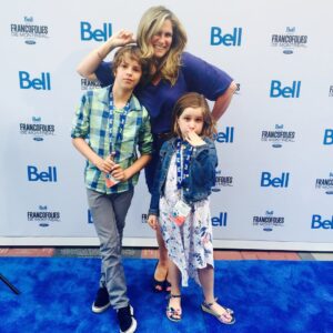 Saskia Thuot Instagram - 2016, ouch déjà 10 ans…. J’aime tout ☺️✨🫶🏻 

Mes enfants d’amour ❤️
Mes « beaux » Jean-François 
Le soleil, la plage et mes solaires (les mêmes depuis 10 ans) 
Me rappeler aussi que je trouvais parfois moche et pourtant quand même jolie fille, ah ce que suis dure parfois avec moi
Marc avec qui j’ai tant aimé travailler sur « Des rénos qui rapporte te gros » 
Mes amies de ❤️ 
Et mon gars qui n’a jamais vraiment aimé se faire photographier😂 

#2016 #trend #2026isthenew2016