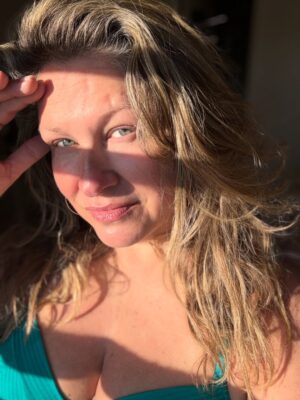 Saskia Thuot Instagram - Nouvelle année, nouvelle photo au naturel, non la lumière de l’heure dorée aidant in peu😉 Quelques marques de plus, parfois visibles parfois invisibles. Je commence 2026 en embrasant chacune d’entre elles et avec le désir de savourer plus plus chaque instant en misant sur le beau, le bon. Toujours. Et si c’était l’année où enfin on apprenait à s’aimer un peu plus ❤️