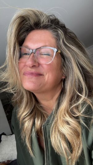 Saskia Thuot Instagram - Ciao bye 2025!
Parfois merveilleuse, parfois difficile. Mais je garde dans mon cœur le beau pour ne jamais oublier et les épreuves pour continuer de grandir. Cette vidéo résume que le beau❤️
2025 tu m’en as fait voir de toutes les couleurs. Bien heureuse que tu finisses 😂 Ciao Bye! Vivement 2026 🎉💃🏼
