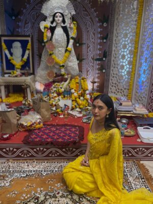 Sayani Gupta Instagram - Saraswati Bidyeboti 🌼
The one day we wait for all year. 

Thank you Tani di, Dada and the entire family for bringing us together each year for Ma. 
#31years