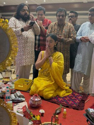 Sayani Gupta Instagram - Saraswati Bidyeboti 🌼
The one day we wait for all year. 

Thank you Tani di, Dada and the entire family for bringing us together each year for Ma. 
#31years