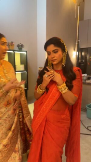 Sayantani Ghosh Instagram - Minimal effort. Maximum fun. Just two of us, being unintentionally funny.” 

#smitasinkarshah #actress #comedy #jagadhatri #jagadhatrizeetv