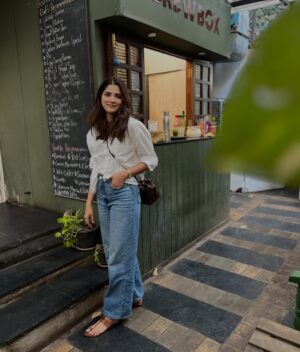 Sayli Patil Instagram - ☕️🌻✨
A crisp white shirt blue denims kolhapuri =❤️♾️