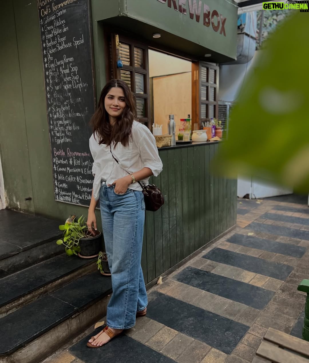 Sayli Patil - 18.7K Likes - ☕️🌻✨

A crisp white shirt   blue denims   kolhapuri =❤️♾️