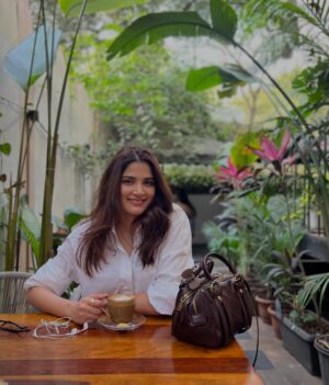 Sayli Patil Instagram - ☕️🌻✨
A crisp white shirt blue denims kolhapuri =❤️♾️