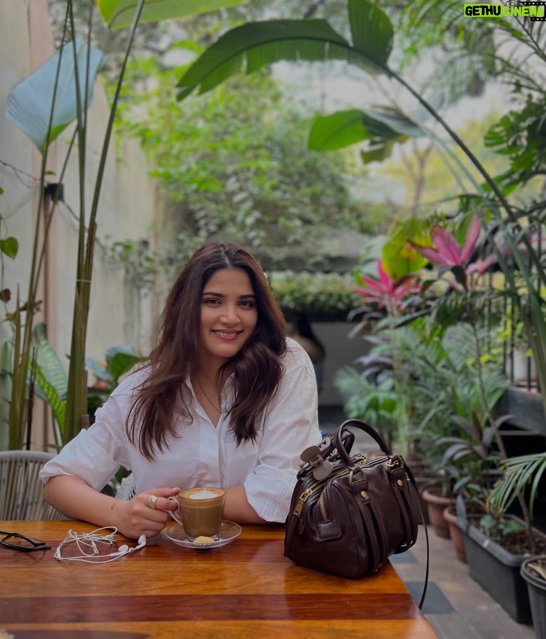 Sayli Patil - 18.7K Likes - ☕️🌻✨

A crisp white shirt   blue denims   kolhapuri =❤️♾️