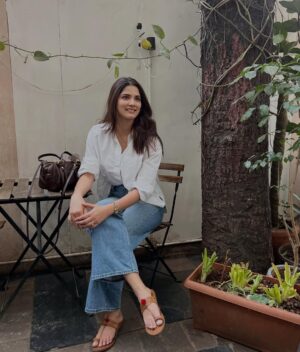 Sayli Patil Instagram - ☕️🌻✨
A crisp white shirt blue denims kolhapuri =❤️♾️