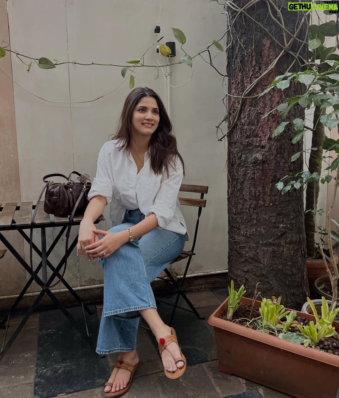 Sayli Patil - 18.7K Likes - ☕️🌻✨

A crisp white shirt   blue denims   kolhapuri =❤️♾️