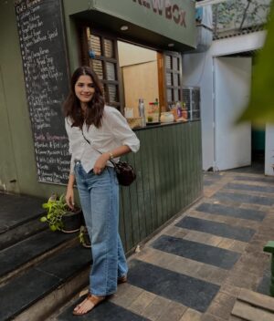 Sayli Patil Instagram - ☕️🌻✨
A crisp white shirt blue denims kolhapuri =❤️♾️