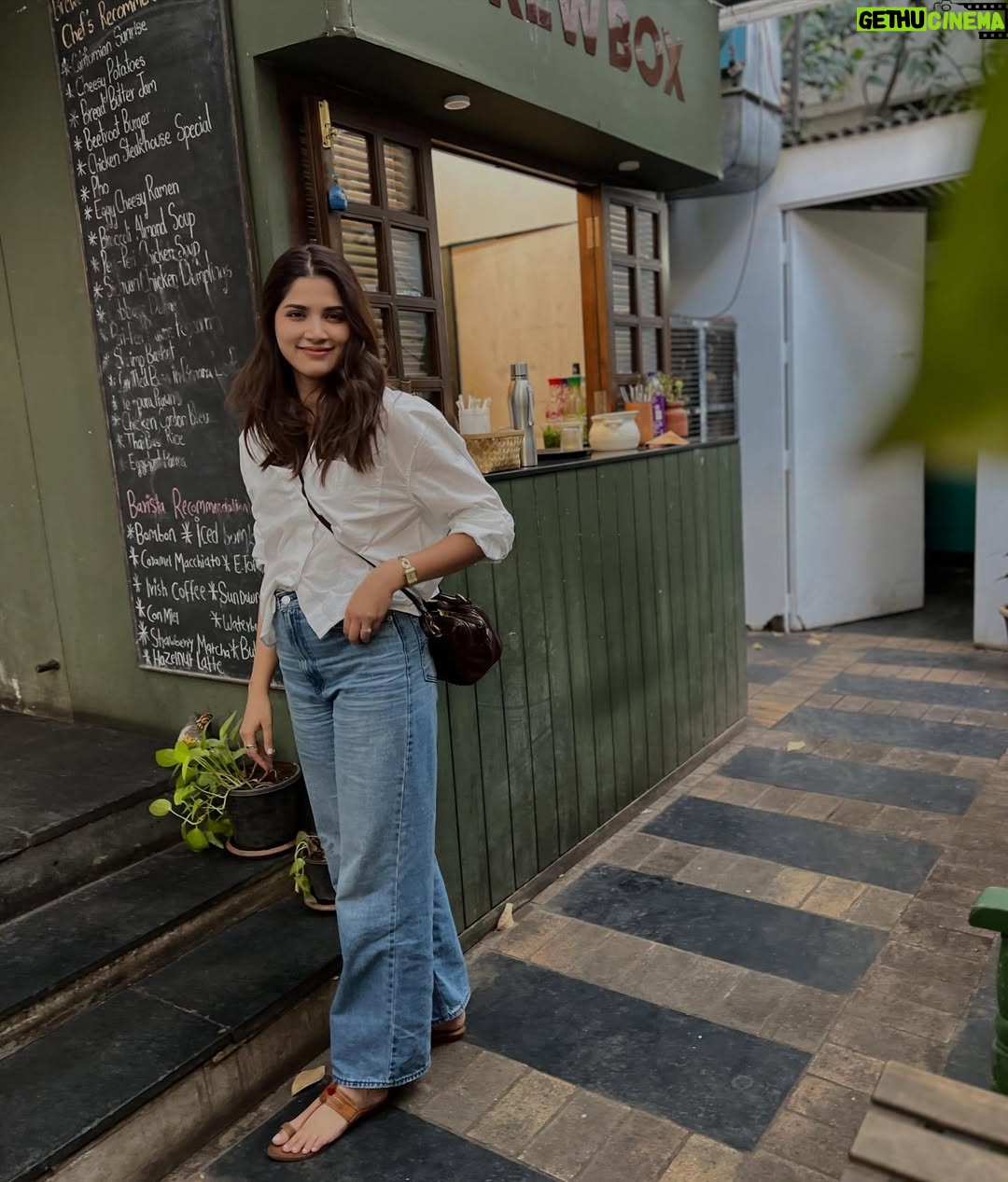 Sayli Patil - 18.7K Likes - ☕️🌻✨

A crisp white shirt   blue denims   kolhapuri =❤️♾️