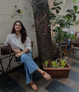 Sayli Patil Instagram - ☕️🌻✨
A crisp white shirt blue denims kolhapuri =❤️♾️