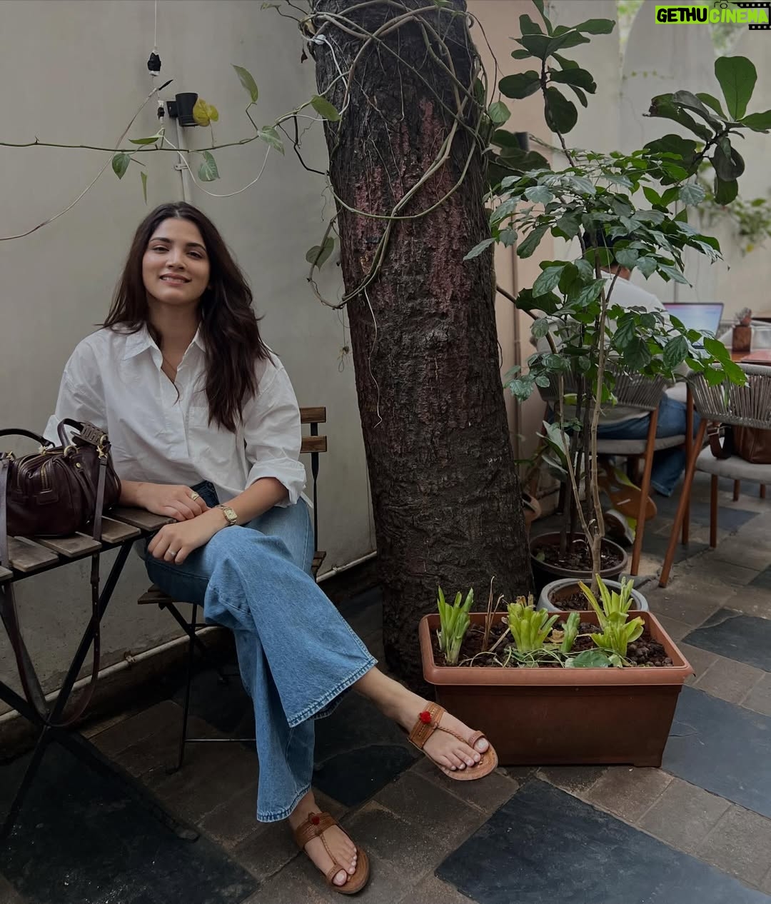 Sayli Patil - 18.7K Likes - ☕️🌻✨

A crisp white shirt   blue denims   kolhapuri =❤️♾️