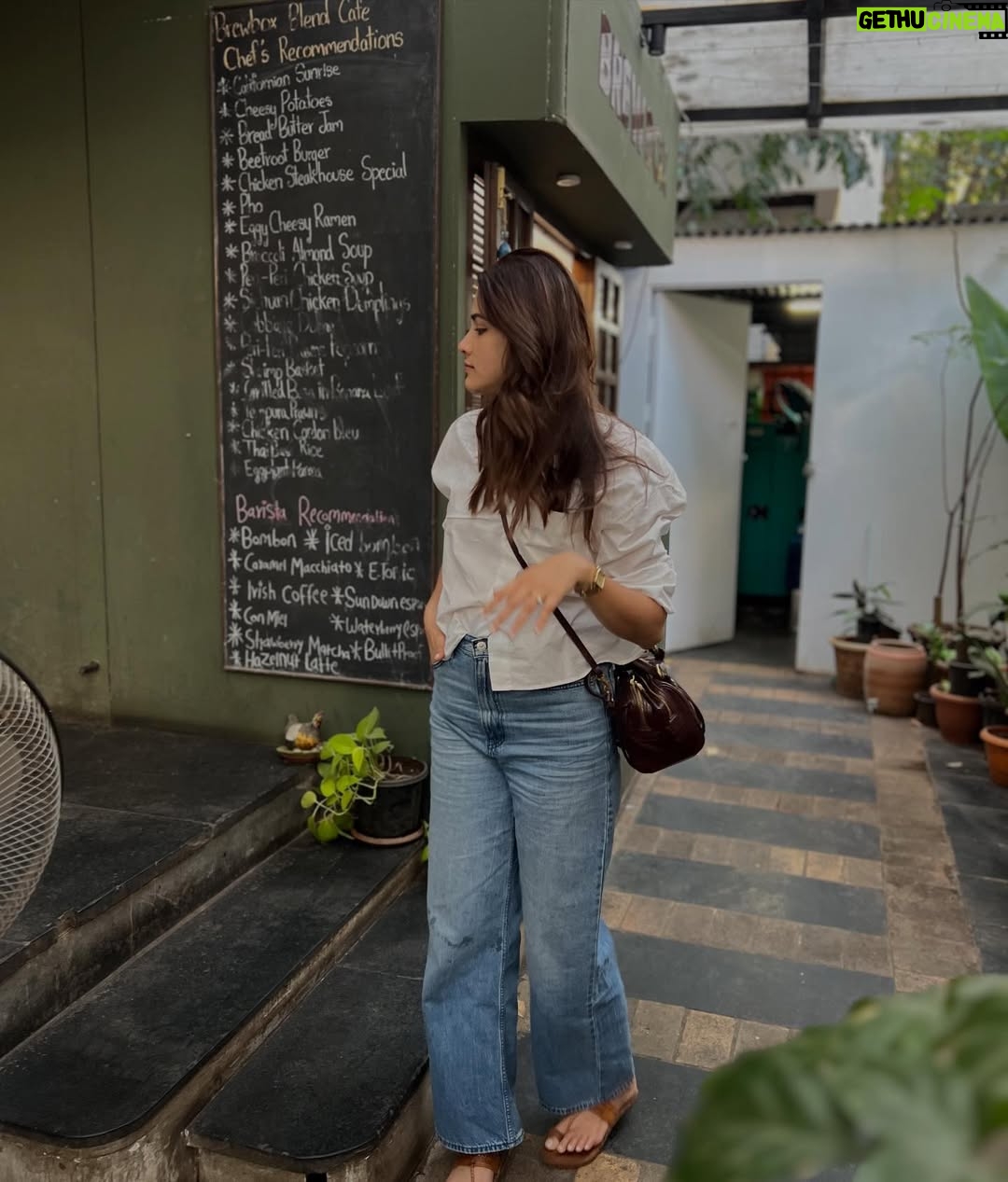 Sayli Patil - 18.7K Likes - ☕️🌻✨

A crisp white shirt   blue denims   kolhapuri =❤️♾️