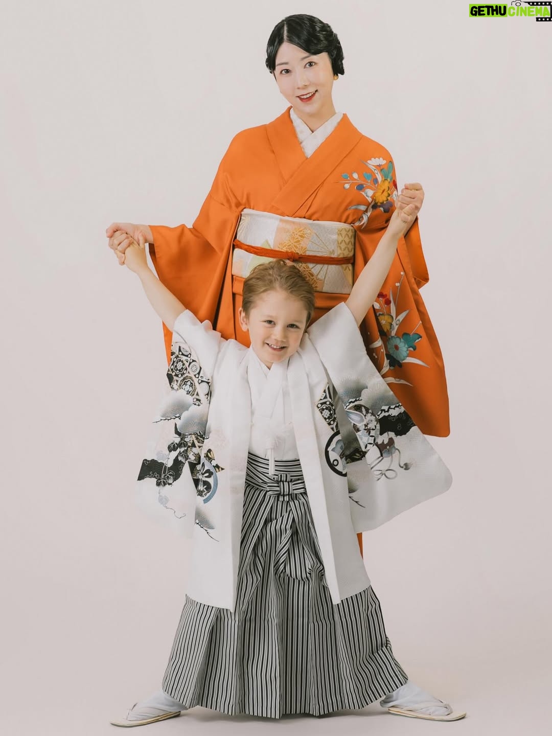 Sayuri Fujita - 57.4K Likes - 젠과 753(시치고산) 사진을 찍었다.일본에서는 만 3살과 5살은 남아가 기모노를 입고 만 3살과 7살은 여아가 기모노 입고 사진을 찍는다.

젠의 753사진이다. 그리고 이것이 우리 가족사진이다.

어떤 사람은 젠이 아빠가 없어서 불쌍하다고 말한다. 이런 방법으로 애를 낳고 애가 행복하지 않다고도 말한다.이럴 때마다 부정도 안 하고 웃어넘긴다.왜냐하면 남의 의견이 아무 의미가 없다는 것을 알고 있기 때문이다.

세상에 사람들이 젠이 불쌍하다고 말해도 젠이 행복하다면 그것이 정답이 될 것이다.남에게 행복해 보이기 위해 사는 것이 아니라 스스로 행복하기 위해 살아야 하니까.

정답은 늘 너의 곁에 있다. 

We took Zen’s 7-5-3 photos.
In Japan, boys wear kimonos and take photos at ages 3 and 5, and girls do it at ages 3 and 7.These are Zen’s 7-5-3 photos.
And this is our family photo.
Some people say it is sad that Zen doesn’t have a dad.
They say having a child this way means the child won’t be happy.I don’t argue with them or try to explain 
I just smile and let it go.
This is because I already know other people’s opinions don’t really matter.Even if the world says Zen is to be pitied, if Zen is happy, that’s the only thing that matters.

We don’t live to look happy for others.We live to be happy ourselves.

The answer is always right beside you. 

誰かは全に父親がいないから可哀想だという。また誰かはこんな方法で子供を産むことは間違っているという。でもそういうことを言われるたび否定もせずに笑っている。なぜなら当事者でない人の言葉は何も意味しないことを知っているから。周りが息子が可哀想だと言っても、全が幸せだと言ったらそれが答えになる。幸せに見えるために生きるのではなく、自分が幸せだと感じて生きてほしい。答えはいつも自分の中にあるから。
 Photo by @studio.onelife