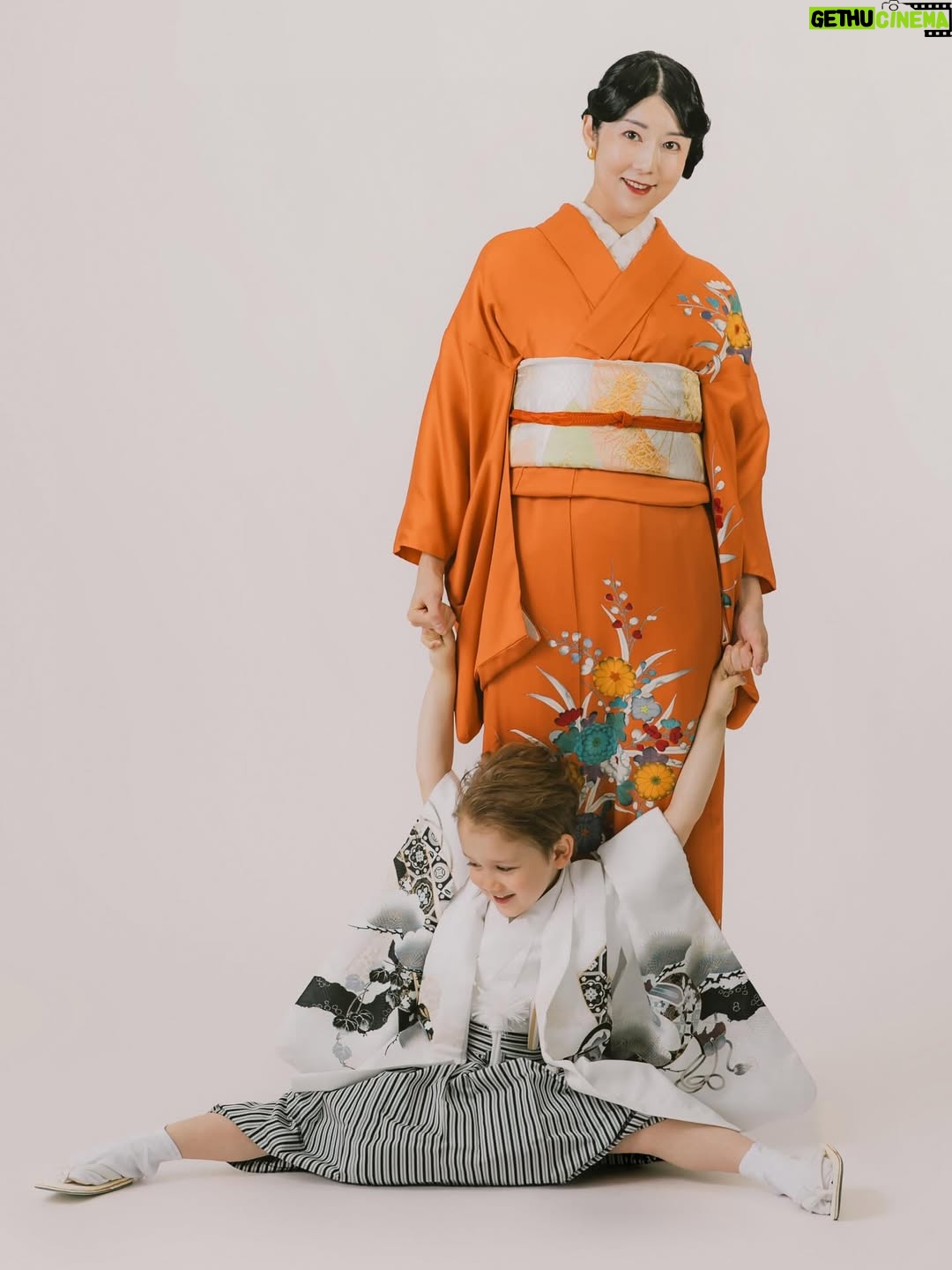 Sayuri Fujita - 57.4K Likes - 젠과 753(시치고산) 사진을 찍었다.일본에서는 만 3살과 5살은 남아가 기모노를 입고 만 3살과 7살은 여아가 기모노 입고 사진을 찍는다.

젠의 753사진이다. 그리고 이것이 우리 가족사진이다.

어떤 사람은 젠이 아빠가 없어서 불쌍하다고 말한다. 이런 방법으로 애를 낳고 애가 행복하지 않다고도 말한다.이럴 때마다 부정도 안 하고 웃어넘긴다.왜냐하면 남의 의견이 아무 의미가 없다는 것을 알고 있기 때문이다.

세상에 사람들이 젠이 불쌍하다고 말해도 젠이 행복하다면 그것이 정답이 될 것이다.남에게 행복해 보이기 위해 사는 것이 아니라 스스로 행복하기 위해 살아야 하니까.

정답은 늘 너의 곁에 있다. 

We took Zen’s 7-5-3 photos.
In Japan, boys wear kimonos and take photos at ages 3 and 5, and girls do it at ages 3 and 7.These are Zen’s 7-5-3 photos.
And this is our family photo.
Some people say it is sad that Zen doesn’t have a dad.
They say having a child this way means the child won’t be happy.I don’t argue with them or try to explain 
I just smile and let it go.
This is because I already know other people’s opinions don’t really matter.Even if the world says Zen is to be pitied, if Zen is happy, that’s the only thing that matters.

We don’t live to look happy for others.We live to be happy ourselves.

The answer is always right beside you. 

誰かは全に父親がいないから可哀想だという。また誰かはこんな方法で子供を産むことは間違っているという。でもそういうことを言われるたび否定もせずに笑っている。なぜなら当事者でない人の言葉は何も意味しないことを知っているから。周りが息子が可哀想だと言っても、全が幸せだと言ったらそれが答えになる。幸せに見えるために生きるのではなく、自分が幸せだと感じて生きてほしい。答えはいつも自分の中にあるから。
 Photo by @studio.onelife