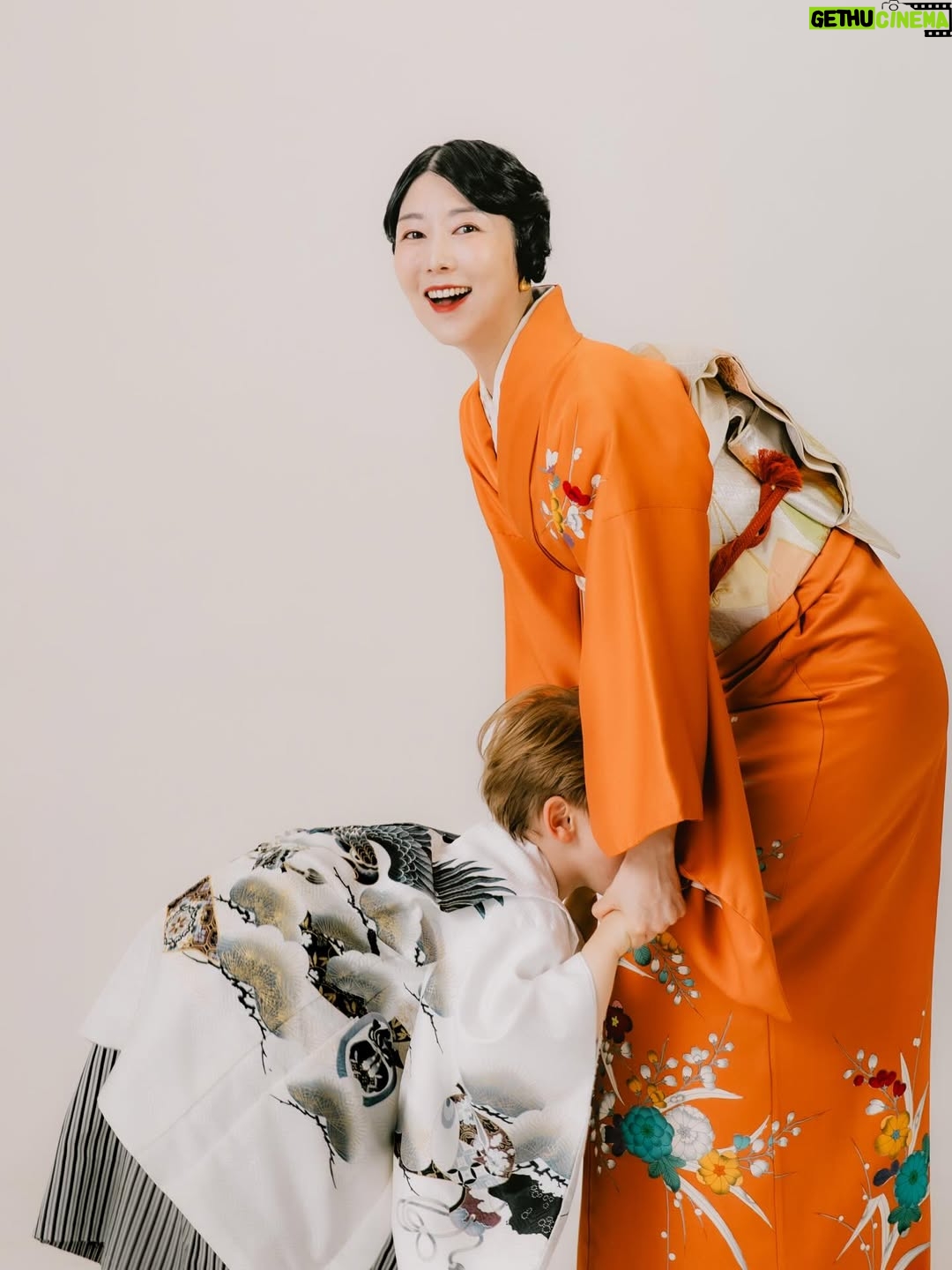 Sayuri Fujita - 57.4K Likes - 젠과 753(시치고산) 사진을 찍었다.일본에서는 만 3살과 5살은 남아가 기모노를 입고 만 3살과 7살은 여아가 기모노 입고 사진을 찍는다.

젠의 753사진이다. 그리고 이것이 우리 가족사진이다.

어떤 사람은 젠이 아빠가 없어서 불쌍하다고 말한다. 이런 방법으로 애를 낳고 애가 행복하지 않다고도 말한다.이럴 때마다 부정도 안 하고 웃어넘긴다.왜냐하면 남의 의견이 아무 의미가 없다는 것을 알고 있기 때문이다.

세상에 사람들이 젠이 불쌍하다고 말해도 젠이 행복하다면 그것이 정답이 될 것이다.남에게 행복해 보이기 위해 사는 것이 아니라 스스로 행복하기 위해 살아야 하니까.

정답은 늘 너의 곁에 있다. 

We took Zen’s 7-5-3 photos.
In Japan, boys wear kimonos and take photos at ages 3 and 5, and girls do it at ages 3 and 7.These are Zen’s 7-5-3 photos.
And this is our family photo.
Some people say it is sad that Zen doesn’t have a dad.
They say having a child this way means the child won’t be happy.I don’t argue with them or try to explain 
I just smile and let it go.
This is because I already know other people’s opinions don’t really matter.Even if the world says Zen is to be pitied, if Zen is happy, that’s the only thing that matters.

We don’t live to look happy for others.We live to be happy ourselves.

The answer is always right beside you. 

誰かは全に父親がいないから可哀想だという。また誰かはこんな方法で子供を産むことは間違っているという。でもそういうことを言われるたび否定もせずに笑っている。なぜなら当事者でない人の言葉は何も意味しないことを知っているから。周りが息子が可哀想だと言っても、全が幸せだと言ったらそれが答えになる。幸せに見えるために生きるのではなく、自分が幸せだと感じて生きてほしい。答えはいつも自分の中にあるから。
 Photo by @studio.onelife