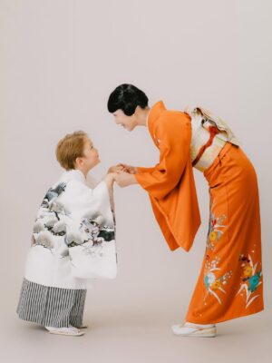 Sayuri Fujita Instagram - 젠과 753(시치고산) 사진을 찍었다.일본에서는 만 3살과 5살은 남아가 기모노를 입고 만 3살과 7살은 여아가 기모노 입고 사진을 찍는다.

젠의 753사진이다. 그리고 이것이 우리 가족사진이다.

어떤 사람은 젠이 아빠가 없어서 불쌍하다고 말한다. 이런 방법으로 애를 낳고 애가 행복하지 않다고도 말한다.이럴 때마다 부정도 안 하고 웃어넘긴다.왜냐하면 남의 의견이 아무 의미가 없다는 것을 알고 있기 때문이다.

세상에 사람들이 젠이 불쌍하다고 말해도 젠이 행복하다면 그것이 정답이 될 것이다.남에게 행복해 보이기 위해 사는 것이 아니라 스스로 행복하기 위해 살아야 하니까.

정답은 늘 너의 곁에 있다. 

We took Zen’s 7-5-3 photos.
In Japan, boys wear kimonos and take photos at ages 3 and 5, and girls do it at ages 3 and 7.These are Zen’s 7-5-3 photos.
And this is our family photo.
Some people say it is sad that Zen doesn’t have a dad.
They say having a child this way means the child won’t be happy.I don’t argue with them or try to explain 
I just smile and let it go.
This is because I already know other people’s opinions don’t really matter.Even if the world says Zen is to be pitied, if Zen is happy, that’s the only thing that matters.

We don’t live to look happy for others.We live to be happy ourselves.

The answer is always right beside you. 

誰かは全に父親がいないから可哀想だという。また誰かはこんな方法で子供を産むことは間違っているという。でもそういうことを言われるたび否定もせずに笑っている。なぜなら当事者でない人の言葉は何も意味しないことを知っているから。周りが息子が可哀想だと言っても、全が幸せだと言ったらそれが答えになる。幸せに見えるために生きるのではなく、自分が幸せだと感じて生きてほしい。答えはいつも自分の中にあるから。
 Photo by @studio.onelife