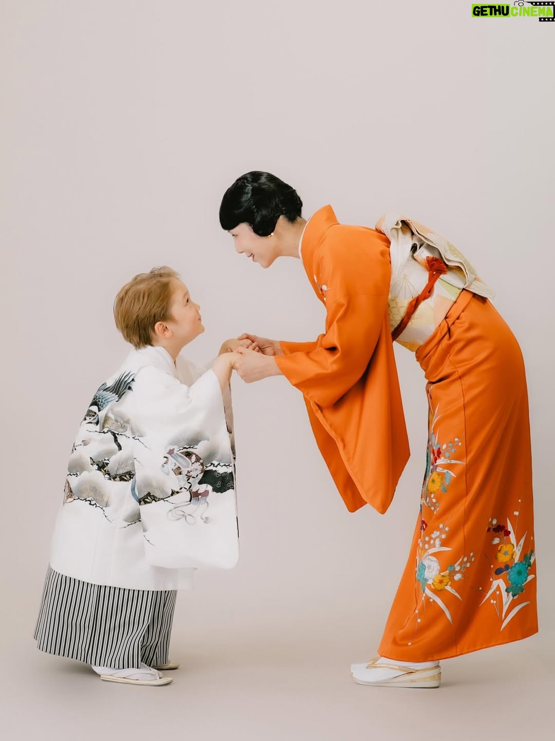 Sayuri Fujita - 57.4K Likes - 젠과 753(시치고산) 사진을 찍었다.일본에서는 만 3살과 5살은 남아가 기모노를 입고 만 3살과 7살은 여아가 기모노 입고 사진을 찍는다.

젠의 753사진이다. 그리고 이것이 우리 가족사진이다.

어떤 사람은 젠이 아빠가 없어서 불쌍하다고 말한다. 이런 방법으로 애를 낳고 애가 행복하지 않다고도 말한다.이럴 때마다 부정도 안 하고 웃어넘긴다.왜냐하면 남의 의견이 아무 의미가 없다는 것을 알고 있기 때문이다.

세상에 사람들이 젠이 불쌍하다고 말해도 젠이 행복하다면 그것이 정답이 될 것이다.남에게 행복해 보이기 위해 사는 것이 아니라 스스로 행복하기 위해 살아야 하니까.

정답은 늘 너의 곁에 있다. 

We took Zen’s 7-5-3 photos.
In Japan, boys wear kimonos and take photos at ages 3 and 5, and girls do it at ages 3 and 7.These are Zen’s 7-5-3 photos.
And this is our family photo.
Some people say it is sad that Zen doesn’t have a dad.
They say having a child this way means the child won’t be happy.I don’t argue with them or try to explain 
I just smile and let it go.
This is because I already know other people’s opinions don’t really matter.Even if the world says Zen is to be pitied, if Zen is happy, that’s the only thing that matters.

We don’t live to look happy for others.We live to be happy ourselves.

The answer is always right beside you. 

誰かは全に父親がいないから可哀想だという。また誰かはこんな方法で子供を産むことは間違っているという。でもそういうことを言われるたび否定もせずに笑っている。なぜなら当事者でない人の言葉は何も意味しないことを知っているから。周りが息子が可哀想だと言っても、全が幸せだと言ったらそれが答えになる。幸せに見えるために生きるのではなく、自分が幸せだと感じて生きてほしい。答えはいつも自分の中にあるから。
 Photo by @studio.onelife