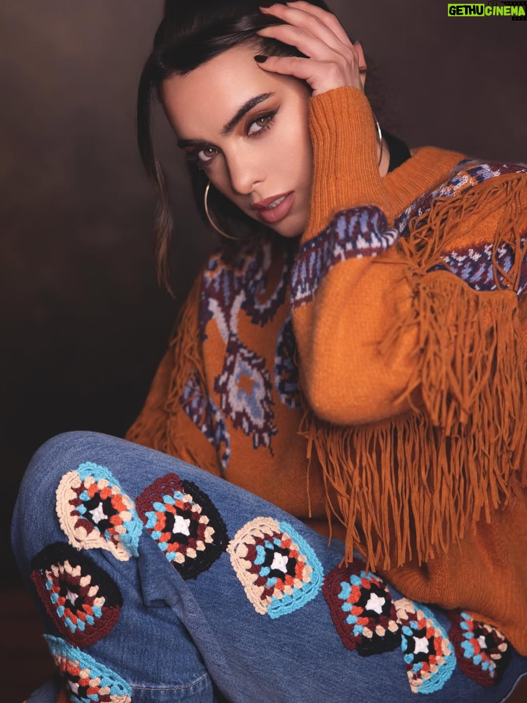 Scarlet Gruber - 42.6K Likes - Empezando el año promocionando dos proyectos que me llenan el alma. Domenica Montero y El Mocha Orejas ♥️ 

📸: @esquedachris 
Styling:
@farmrio
@ivethlagosg
@anasoberon