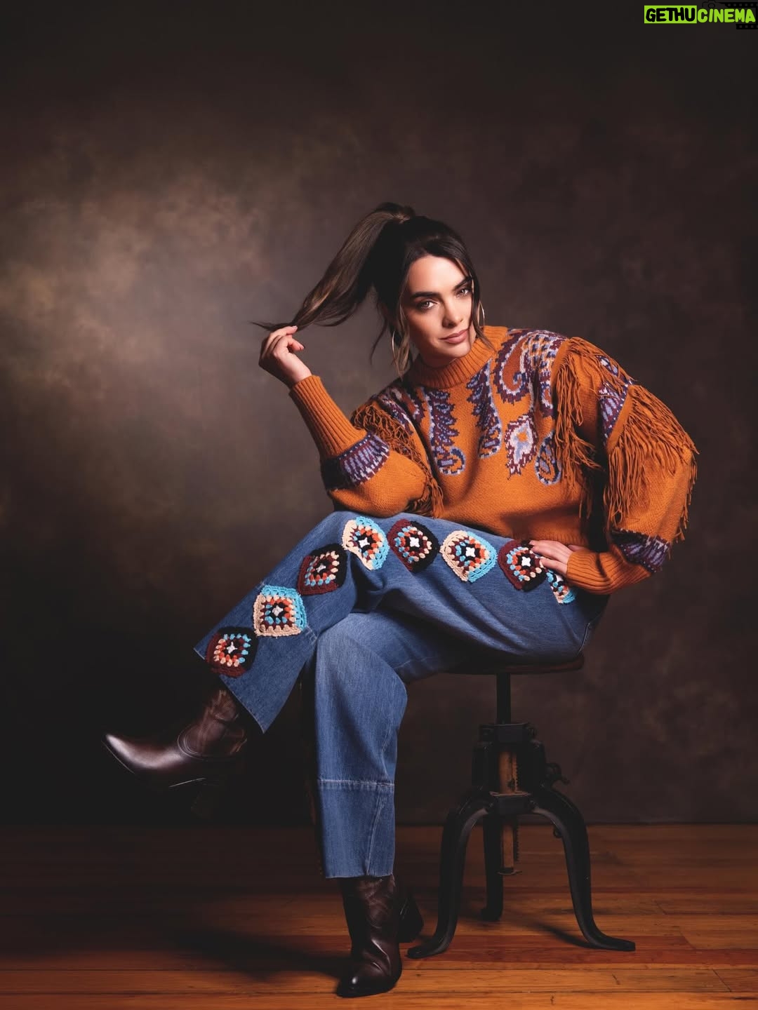 Scarlet Gruber - 42.6K Likes - Empezando el año promocionando dos proyectos que me llenan el alma. Domenica Montero y El Mocha Orejas ♥️ 

📸: @esquedachris 
Styling:
@farmrio
@ivethlagosg
@anasoberon
