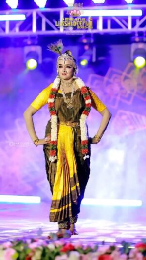 Shalu Menon Instagram - പത്മനാഭ സ്വാമിയുടെ മുന്നിൽ 
 actress/dancer @shalumenonhere 

#kerala #instagram #reels #traditional #sreepadmanabhaswamytemple