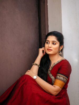 Shambhavy gurumoorthy Instagram - 🍂 wrapped in maroon , rooted in grace ✨

#trend #insta #instafashion #ootd #fashion