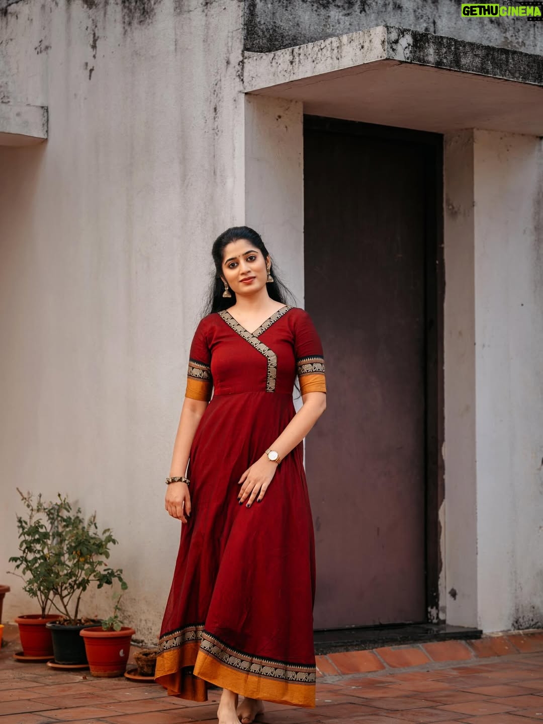 Shambhavy gurumoorthy - 5.4K Likes - 🍂 wrapped in maroon , rooted in grace ✨

#trend #insta #instafashion #ootd #fashion