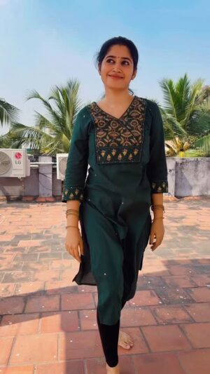 Shambhavy gurumoorthy Instagram - Vandikaran sondha ooru Madurai ♥️ @vjsiddhu_vlogs 

#trend #instagood #vandikaran #vjsiddhu #dance