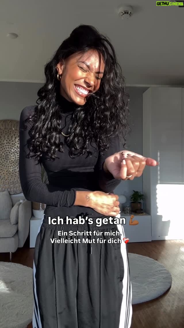 Sharon Battiste - 7.7K Likes - „Ich hab’s getan“ ❤️‍🩹💪🏾 #myalopeciajourney 

Ich habe mir die Augenbrauen machen lassen und bin glücklich – zumindest für jetzt. Denn man weiß leider nie, was diese Krankheit noch mit sich bringt. 💪🏾❤️‍🩹 

Nach einer schweren Zeit, voller Zweifel und Tränen.
Erst die Haare verloren, dann folgten leider die Augenbrauen.
Dieser Schritt hat mir mein Lächeln zurückgegeben! Danke @pino.severino 🙏🏾 

Heute tanze ich meine Freude raus. ❤️ 
#kreisrunderhaarausfall #alopecie #haarausfall
