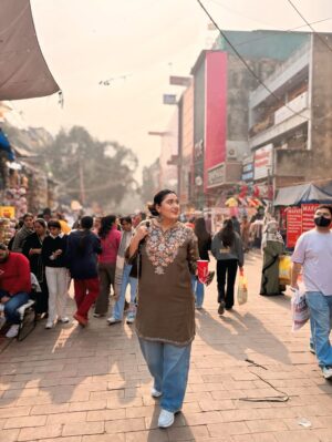 Shireen Mirza Instagram - Lajpat Nagar dump: 🛍️ 
0 Aesthetic ❌ 
Affordable ✔️ 
Crowd level: unlimited 

#shopping #lajpatnagar #winter #delhi #shireenmirza