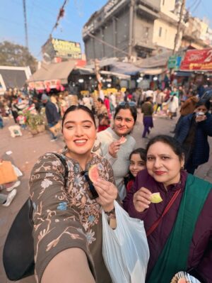 Shireen Mirza Instagram - Lajpat Nagar dump: 🛍️ 
0 Aesthetic ❌ 
Affordable ✔️ 
Crowd level: unlimited 

#shopping #lajpatnagar #winter #delhi #shireenmirza