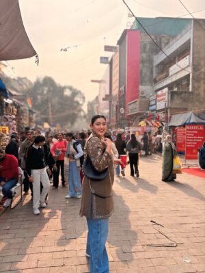 Shireen Mirza Instagram - Lajpat Nagar dump: 🛍️ 
0 Aesthetic ❌ 
Affordable ✔️ 
Crowd level: unlimited 

#shopping #lajpatnagar #winter #delhi #shireenmirza