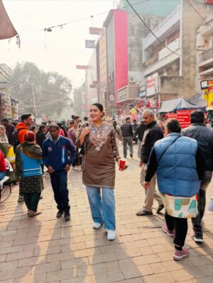 Shireen Mirza Instagram - Lajpat Nagar dump: 🛍️ 
0 Aesthetic ❌ 
Affordable ✔️ 
Crowd level: unlimited 

#shopping #lajpatnagar #winter #delhi #shireenmirza