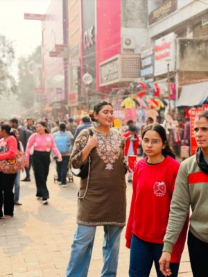 Shireen Mirza Instagram - Lajpat Nagar dump: 🛍️ 
0 Aesthetic ❌ 
Affordable ✔️ 
Crowd level: unlimited 

#shopping #lajpatnagar #winter #delhi #shireenmirza