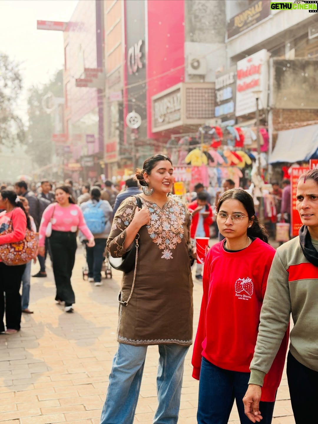 Shireen Mirza - 28.8K Likes - Lajpat Nagar dump: 🛍️ 
0 Aesthetic ❌ 
Affordable ✔️ 
Crowd level: unlimited 

#shopping #lajpatnagar #winter #delhi #shireenmirza